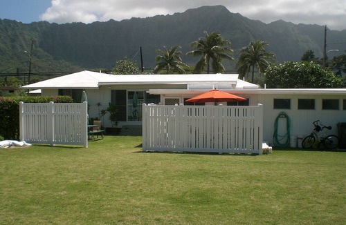 Waimanalo Beach Apartment | If You Like Crowds, Don't Stay Here !.Sleeps 2 - Walk to Beach!