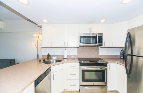Waikiki Condo | Ilikai 1 Bedroom Deluxe Lagoon View, Minutes to the Beach!