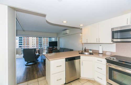 Waikiki Condo | Ilikai 1 Bedroom Deluxe Lagoon View, Minutes to the Beach!