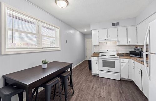 Independence Apartment | Independence 2BD Apartment With King Bed & Parking