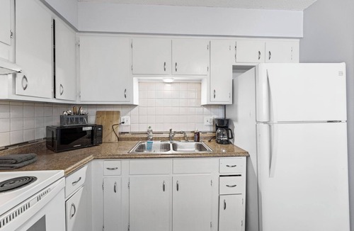 Independence Apartment | Independence 2BD Apartment With King Bed & Parking