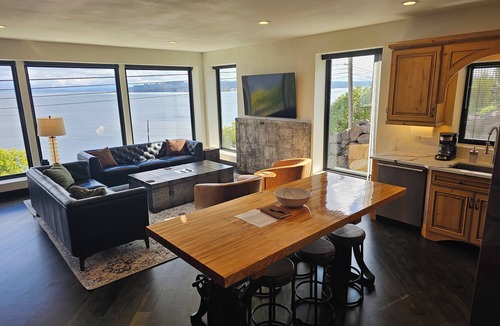 West End Apartment | Industrial modern house with Water Views – Walk to the waterfront