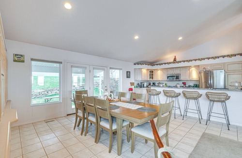 Great Falls Cottage | Inviting Great Falls Home w/Wraparound Deck!