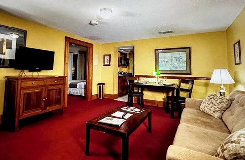 Faubourg Marigny Hotel | Jazz Fest week 1-1-bedroom balcony unit steps from Frenchmen St and Fr Quarter