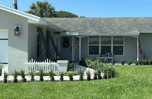 Jupiter House | Jupiter Beach Plum Cottage - Spacious sleeps 6 + guests Cool Pool Tub