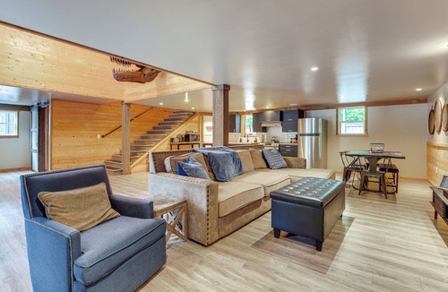 Washougal House | Jurassic Retreat: Hot Tub & Life-Size Dinosaurs!