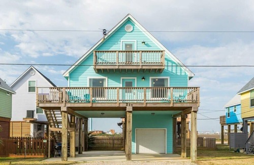 Surfside Beach House | Just Take It Easy - Modern Decor, Chill Vibe!