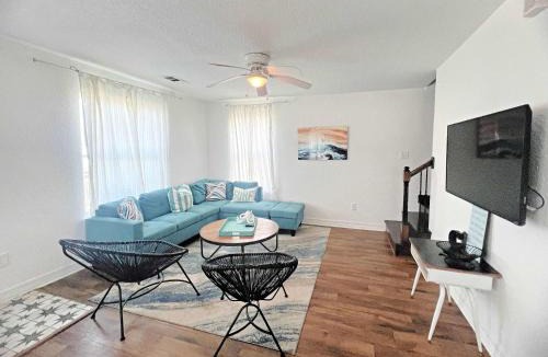 Surfside Beach House | Just Take It Easy - Modern Decor, Chill Vibe!