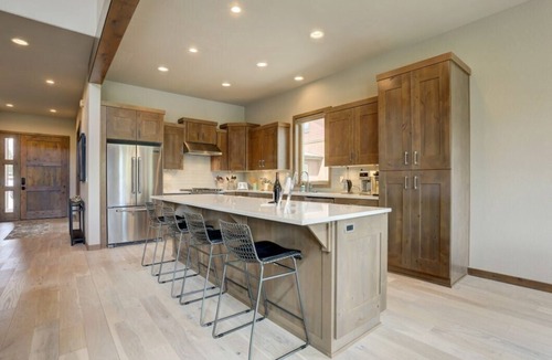Bend House | Kangaroo Loop - Closest to Bachelor! 5BR/3.5BA, Jacuzzi