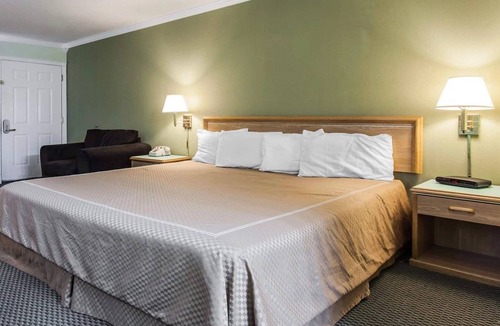 Stevenson Hotel | King Bed Accessible Non-Smoking