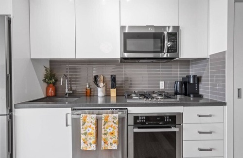 Connaught Apartment | King Bed |Skyline Views | Gym | 5 mins to Dome
