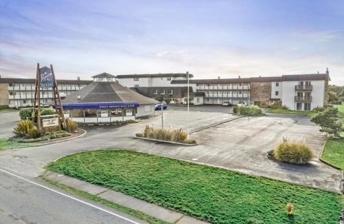 Ocean Shores House | King Bed Studio with Kitchenette - Pool and Hot Tub
