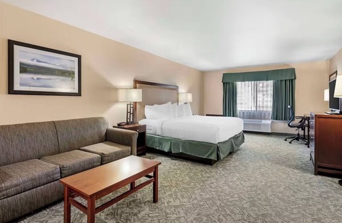 Eagle Hotel | King Room w/Coffee Maker Near Bareback Balloon Flights