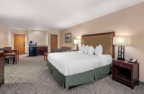 Eagle Hotel | King Room w/Coffee Maker Near Bareback Balloon Flights