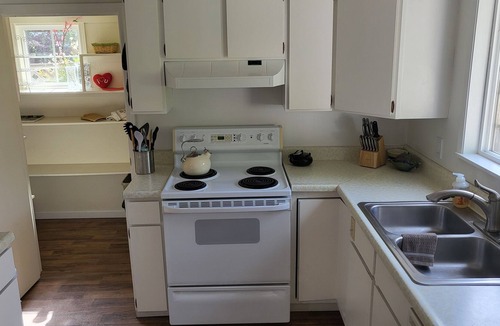 Kingston House | KINGSTON Beachfront Bungalow. 2 blocks to cafes/shops & Seattle Ferry