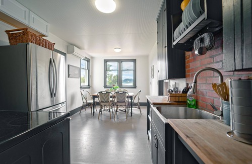 Kingston House | Kingston Coveside Downtown Overlooking Marina. Walk to/from Seattle