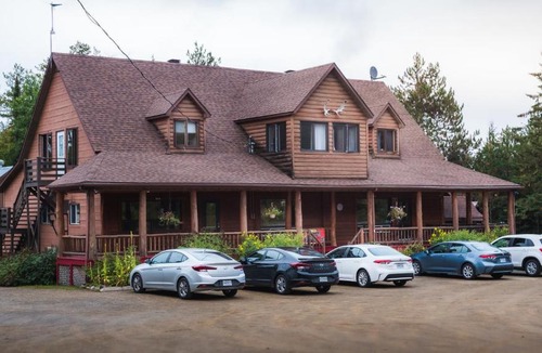 Saint-Mathieu-du-Parc Hotel | L'Auberge Refuge du Trappeur