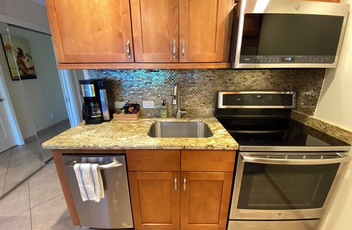 Historic Lahaina Front Street Resort | Lahaina Studio: Beachfront, Mountain View, Hot Tub