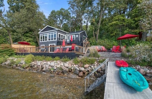 Annandale Cabin | Lake Sylvia Cabin - Stunning Waterfront Views