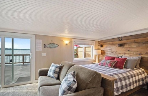 Annandale Cabin | Lake Sylvia Cabin - Stunning Waterfront Views