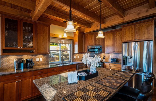 Bellingham House | Lake Whatcom Water Front/3 Acres/Kayak/Boards/Wood Fireplace