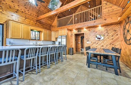 Applegate House | Lakefront Applegate Retreat w/Private Beach!