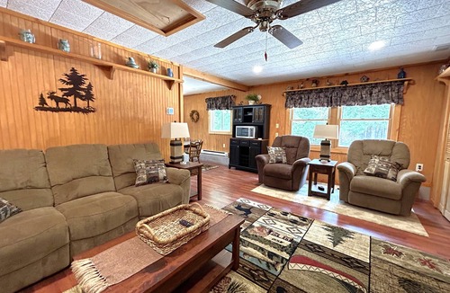 St Ignace House | Lakefront Cabin on the trails in St.Ignace (Chain Lake Hideaway)