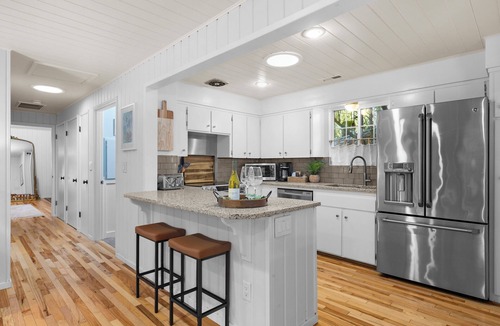 East Renton Highlands Cottage | Lakefront Cottages/dock/kayaks/grill/firepit/views/easy access to Seattle