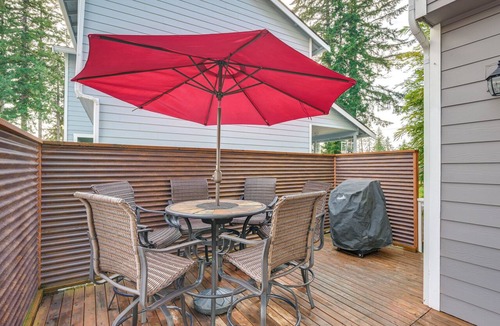 Shelton House | Lakefront Gem w/Deck & Grill in Shelton