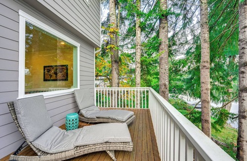 Shelton House | Lakefront Gem w/Deck & Grill in Shelton