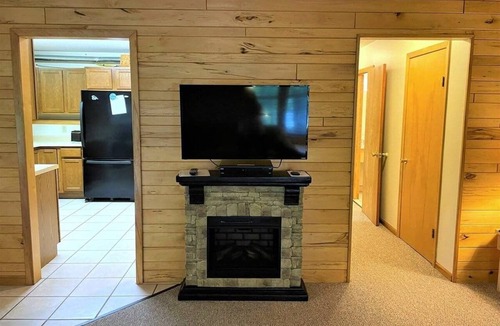 Phillips Condo | Lakefront Group Escape w/Extra Suite on Elk Lake