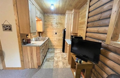 Phillips Condo | Lakefront Group Escape w/Extra Suite on Elk Lake