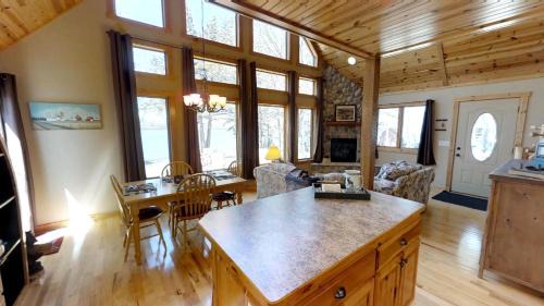 Litchfield House | Lakefront Hideaway