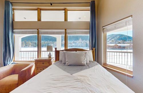 Lakeside Village Apartment | Lakefront Keystone Studio