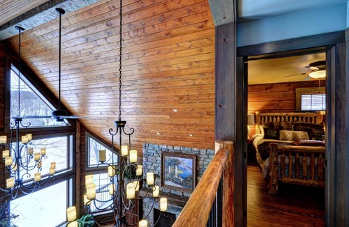 Eagle Lake Cottage | Lakefront - Lux Log Cabin Cottage - Lake Front 5 mins Sir Sam's Ski Hill