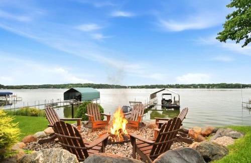 Mound Villa | Lakefront Luxury