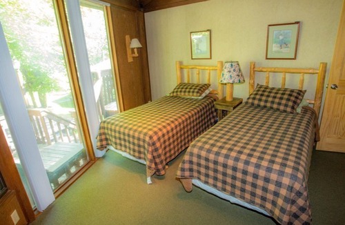 Puposky Cabin | Lakefront Octagon Treehouse - Fisherman's Paradise