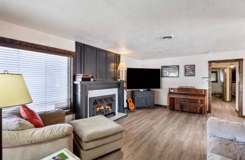 Moses Lake House | Lakefront Washington Home w/Private Pool & Sauna