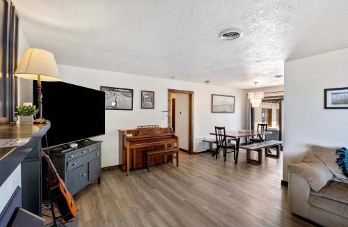 Moses Lake House | Lakefront Washington Home w/Private Pool & Sauna