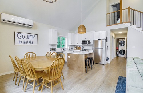 West Hills House | Lakeside Bliss in Tahuya! Modern Family Getaway