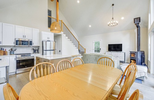West Hills House | Lakeside Bliss in Tahuya! Modern Family Getaway