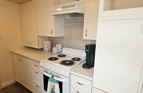 Shelton Apartment | Lakeside, Cozy Tiny Home - Quaint and Fully Equipped