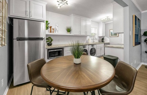 College Station Apartment | Lakeside: First floor/King Beds