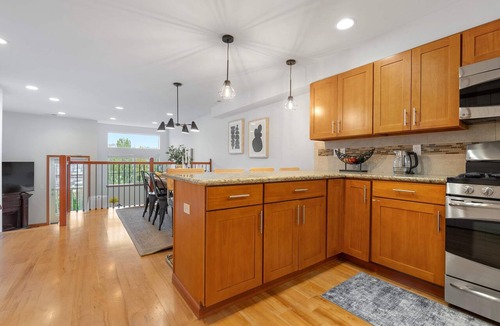 North Queen Anne Condo | LakeView Queen Anne 3BR Townhome w Portable AC