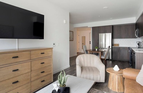 Crown Hill Apartment | Landing | Amazing 1BD, Gym