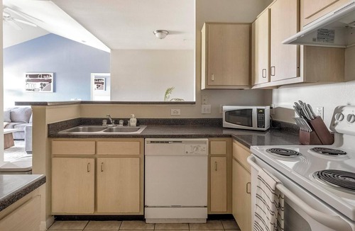 Southbelt/Ellington Apartment | Landing | Amazing 2BD, Gym, Clubhouse