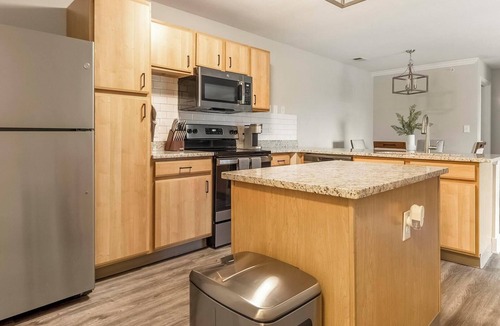 Eureka Apartment | Landing | Beautiful 2BD, Clubhouse, Pool