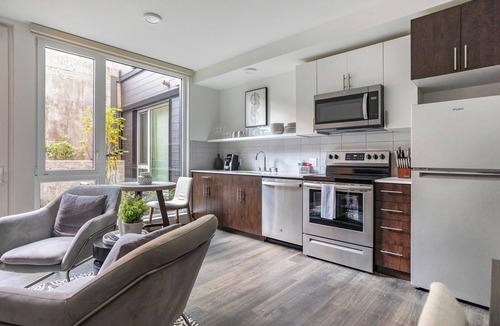 Mann Apartment | Landing | Modern 1BD, Courtyard, Game Room