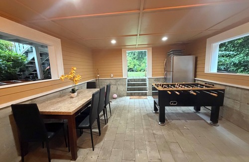Maple Leaf Apartment | Large 2BR Apartment in North Green Lake