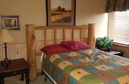 Centennial Cabin | Large cozy modern cabin